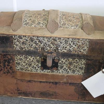 Round Top Trunk with Tray White Design 26 1/2 x 14 1/2 x 18