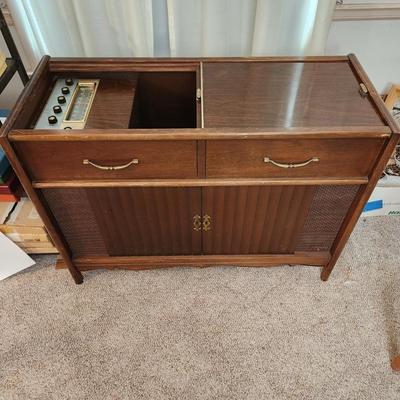 Magnavox Stereophonic High Fidelity Console AM FM Record player 40x17x29