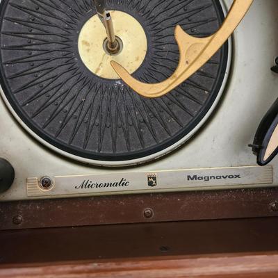 Magnavox Stereophonic High Fidelity Console AM FM Record player 40x17x29