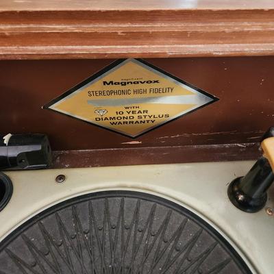 Magnavox Stereophonic High Fidelity Console AM FM Record player 40x17x29