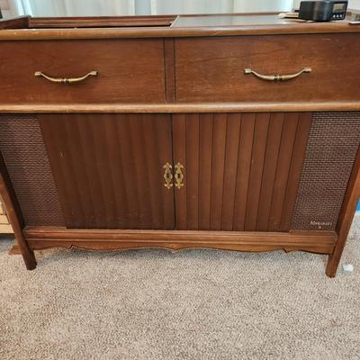 Magnavox Stereophonic High Fidelity Console AM FM Record player 40x17x29