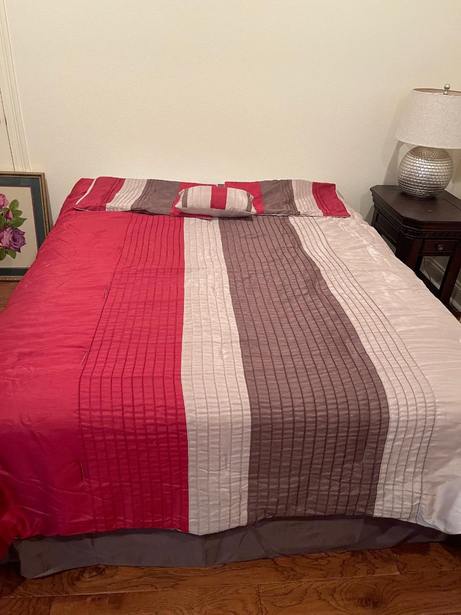 Queen size spread with 2 shams