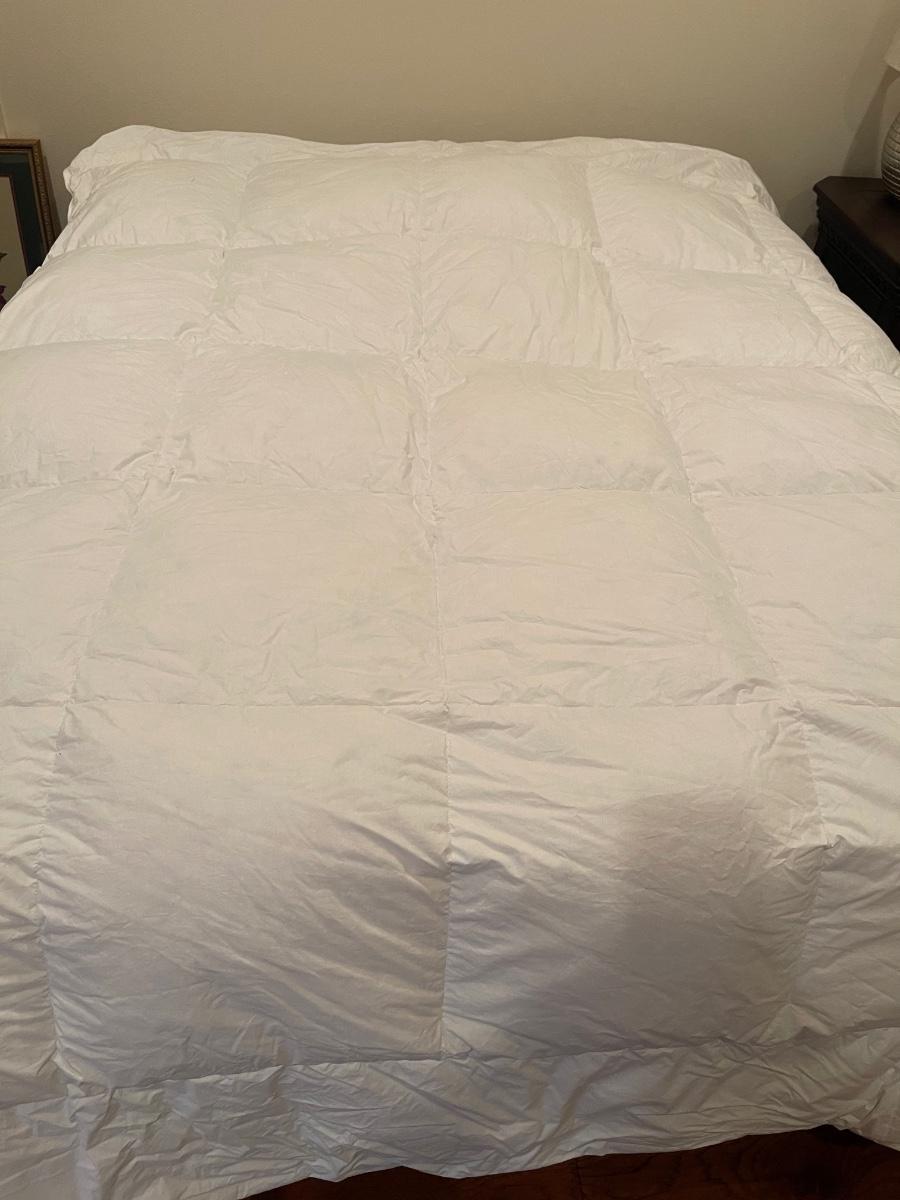 Beautiful like new white downfilled duvet. King size