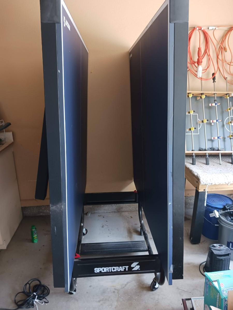 SPORTCRAFT FOLDING PING PONG TABLE ON CASTERS WITH NET AND PADDLES