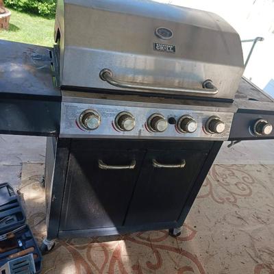 LARGE PROPANE BACKYARD GRILL WITH UTENSILS