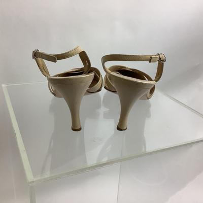 Lot 560 Salvatore Ferragamo Tan Slingback Heel Size 9