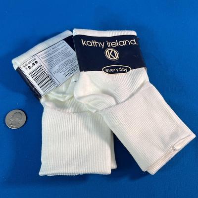 NEW IN PACKAGE WOMENâ€™S WHITE DRESS SOCKS X 2  9-11 SOCK SIZE