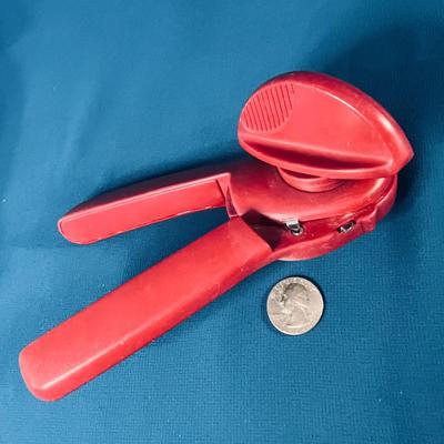 HAND CRANK CAN OPENER â€œJAWSâ€ ON THE SIDE