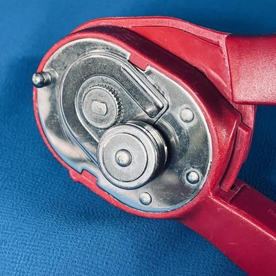 HAND CRANK CAN OPENER â€œJAWSâ€ ON THE SIDE