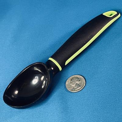ERGONOMIC PLASTIC ICE CREAM SCOOP