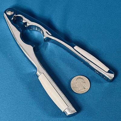 WELL MADE MULTI-SIZE NUT CRACKER TOOL
