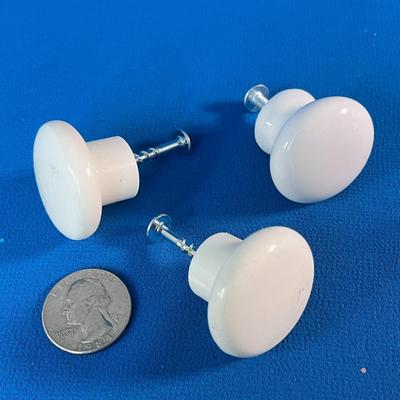 3 MATCHING PLASTIC KNOBS 1-1/4â€ DIAMETER NEW FROM PACKAGE