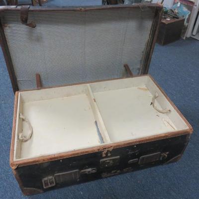 Wakefield Trunk with Tray & Baggage Label - Measures 33 x 20 1/2 x 12 inches