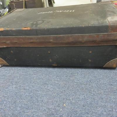 Wakefield Trunk with Tray & Baggage Label - Measures 33 x 20 1/2 x 12 inches