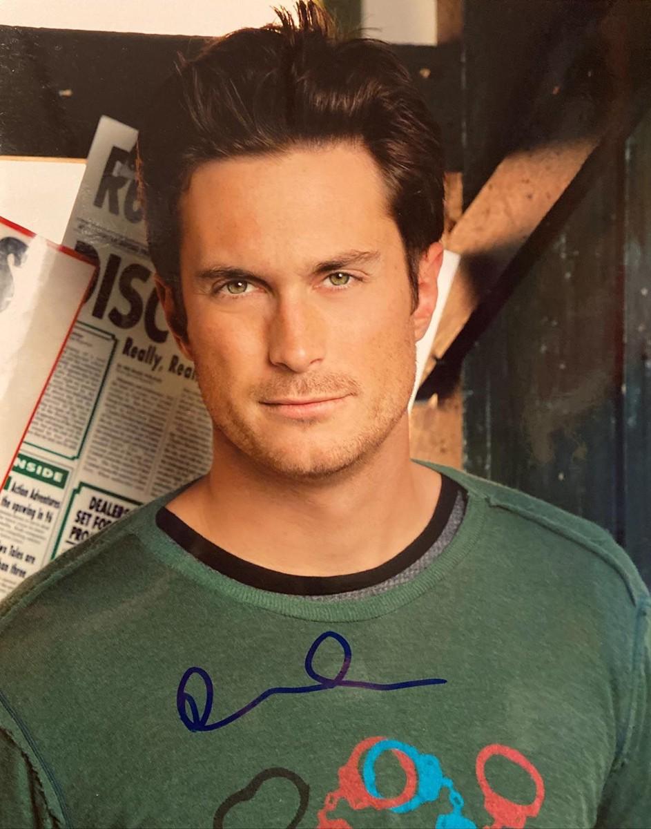 Oliver Hudson signed photo | EstateSales.org