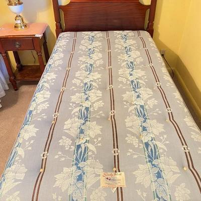 Vintage Solid Wood Cherry Twin 4-Poster Bed Includes Mattress Set Beautiful Acorn Accent