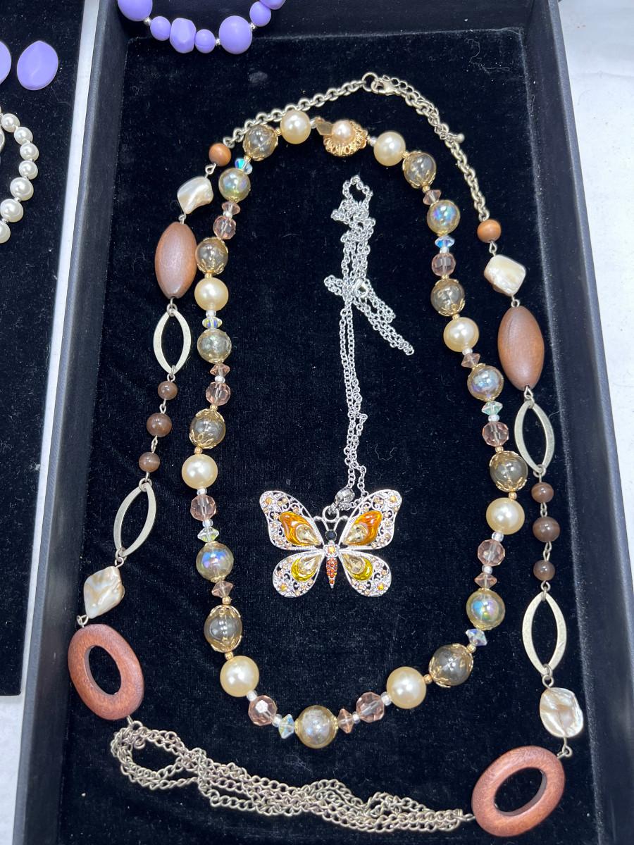Costume jewelry Necklaces and earrings | EstateSales.org