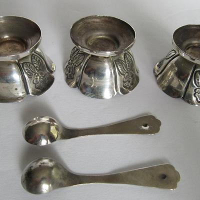 3 Silver Plate Open Salts and 2 Matching Spoons Unmarked
