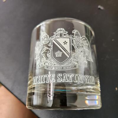 Vintage 4 White Horse Scotch  4 White Satin Gin low Ball Glasses