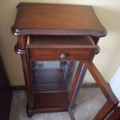 SMALLER DISPLAY CABINET WITH A DRAWER