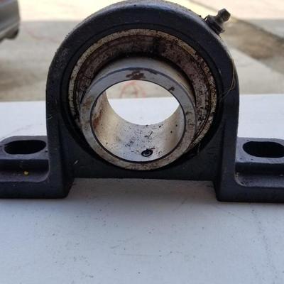 2 Bearing Mounts