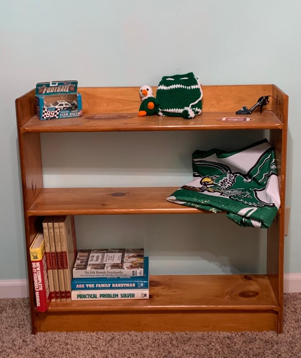 LOT231G Vintage Wood Book Shelf with Philadelphia Eagles Collectables