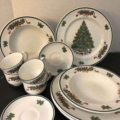 Johnson Bro Holiday Dish Set Made in England 12 Pieces -Lot 197