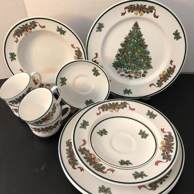 Johnson Bro Holiday Dish Set Made in England 12 Pieces -Lot 197