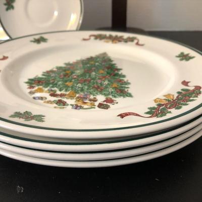Johnson Bro Holiday Dish Set Made in England 12 Pieces -Lot 197