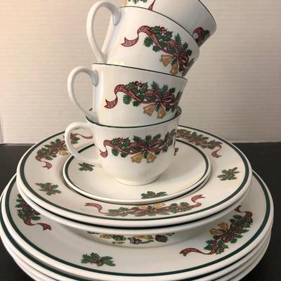 Johnson Bro Holiday Dish Set Made in England 12 Pieces -Lot 197