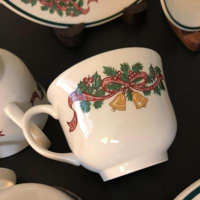Johnson Bro Holiday Dish Set Made in England 12 Pieces -Lot 197