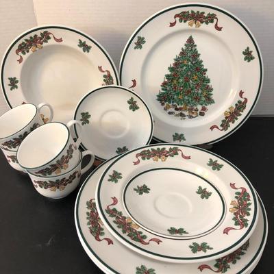 Johnson Bro Holiday Dish Set Made in England 12 Pieces -Lot 197