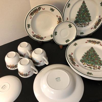 Johnson Bro Holiday Dish Set Made in England 12 Pieces -Lot 197