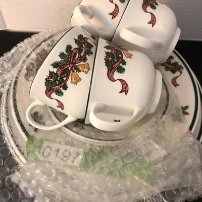 Johnson Bro Holiday Dish Set Made in England 12 Pieces -Lot 197
