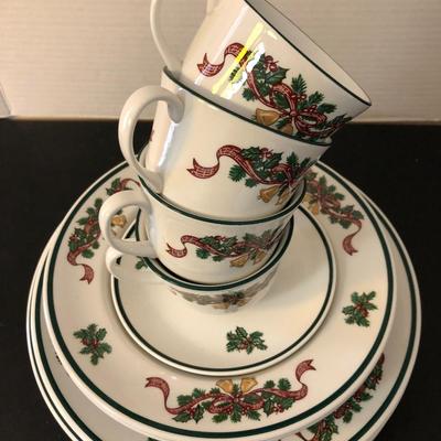 Johnson Bro Holiday Dish Set Made in England 12 Pieces -Lot 197