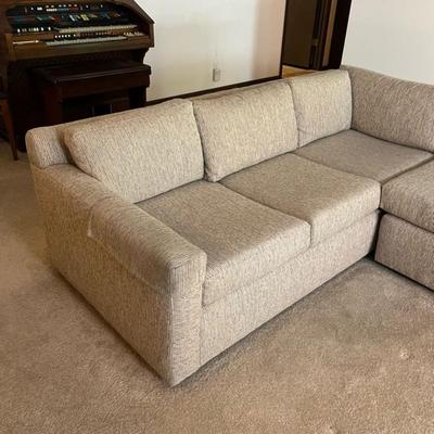 ZCMI GORGEOUS NW Brand vintage fabric sectional Couch sofa in PERFECT CONDITION