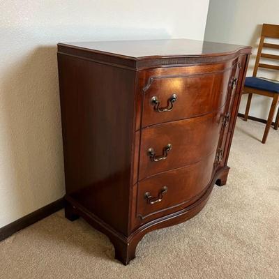 Mahogany Cherry Chest of Drawers Dresser Traditional Style Excellent condition