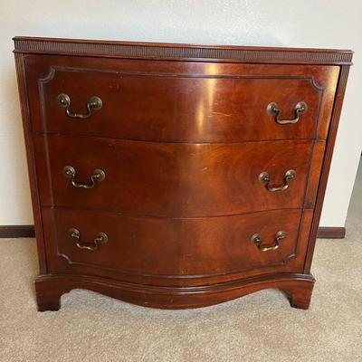 Mahogany Cherry Chest of Drawers Dresser Traditional Style Excellent condition