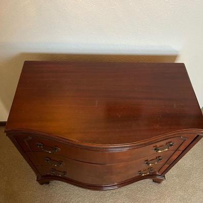 Mahogany Cherry Chest of Drawers Dresser Traditional Style Excellent condition