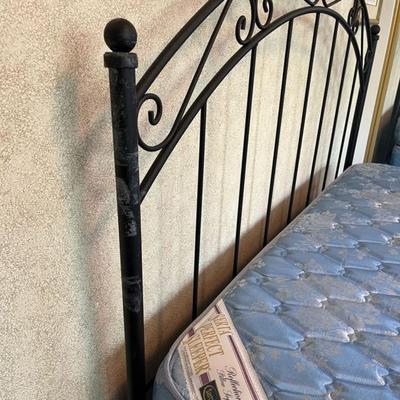 Queen Metal Bedframe in great condition