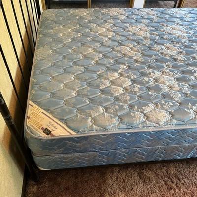 Queen Metal Bedframe in great condition