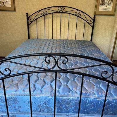 Queen Metal Bedframe in great condition