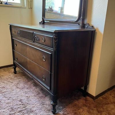 Griswold - Guest Co Antique Dresser With Mirror