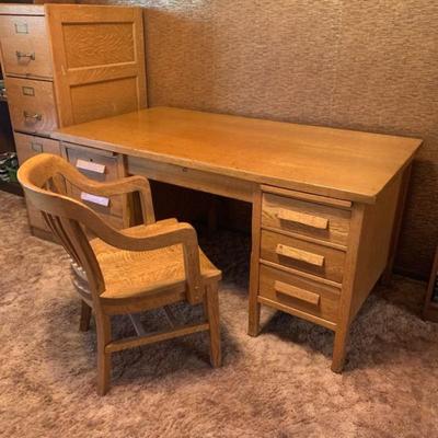 Gorgeous Oak Bankers Courtroom Desk (DESK ONLY) has matching chair + filing cabinet