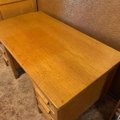 Gorgeous Oak Bankers Courtroom Desk (DESK ONLY) has matching chair + filing cabinet