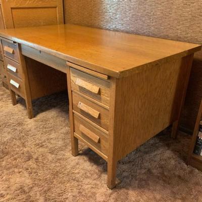 Gorgeous Oak Bankers Courtroom Desk (DESK ONLY) has matching chair + filing cabinet