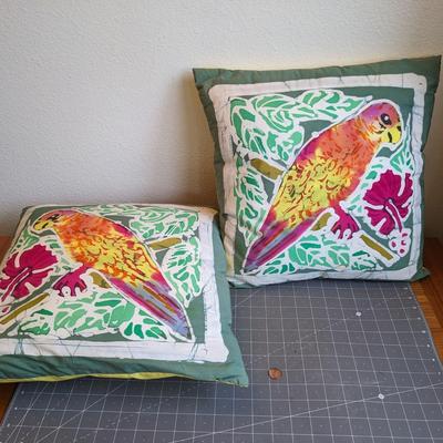 2 Bird pillows
