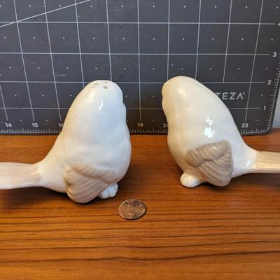 Adorable Salt & Pepper shakers S&P birds
