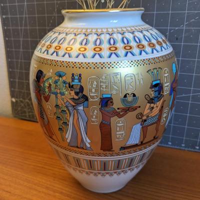 Vase Kaiser Porcelain - made in West Germany "Scenes from the Tomb of Tutankhamun" (certificate of authenticity)