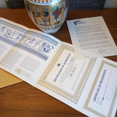 Vase Kaiser Porcelain - made in West Germany "Scenes from the Tomb of Tutankhamun" (certificate of authenticity)